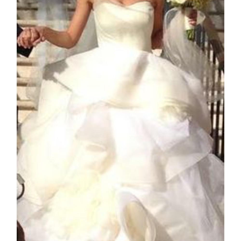 Vera Wang Couture Iconic Wedding dress (Katherine) - Picture 2 of 5